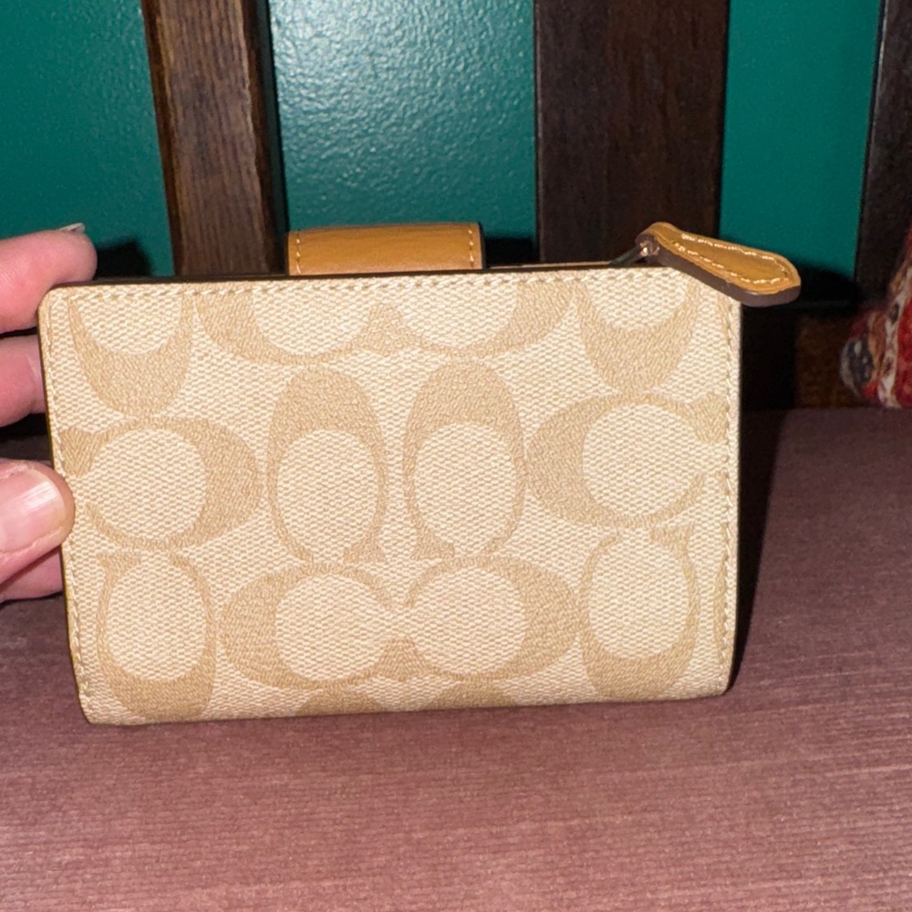 🐎👡🐻🥥Coach Beige and Brown Card Holder - Picture 11 of 12